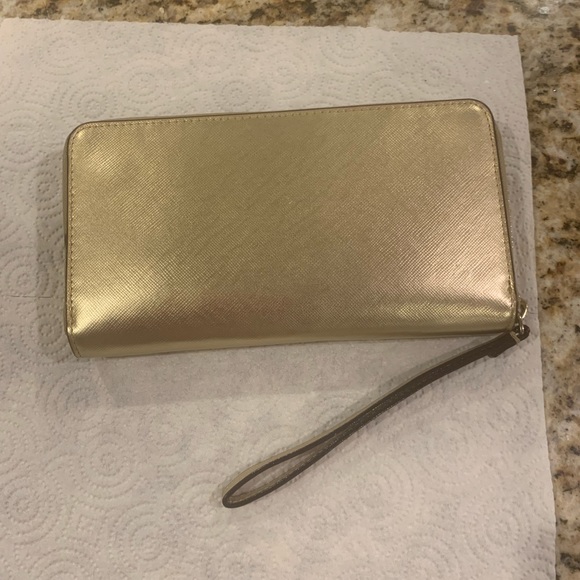 EUC Kate  Spade  gold leather wristlet.  Zipper closure - Picture 3 of 10